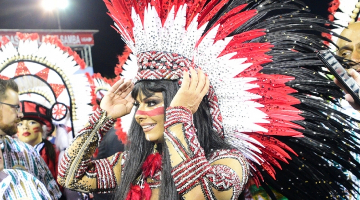 Viviane Araújo brilha como rainha de bateria da Mancha Verde, em São Paulo
