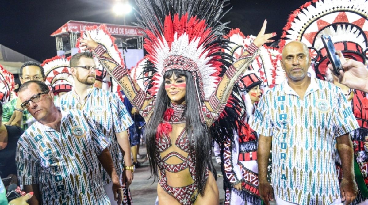 Viviane Araújo brilha como rainha de bateria da Mancha Verde, em São Paulo