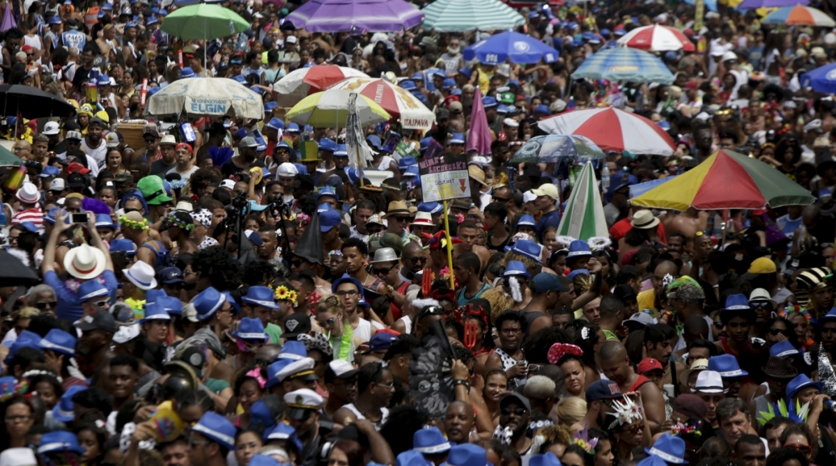 2-10-8--20 - O bloco do cord&atilde;o do Bola preta comemora 100 de muita folia no centro do Rio de Janeiro. Foto: Luciano Belford / Agencia O Dia