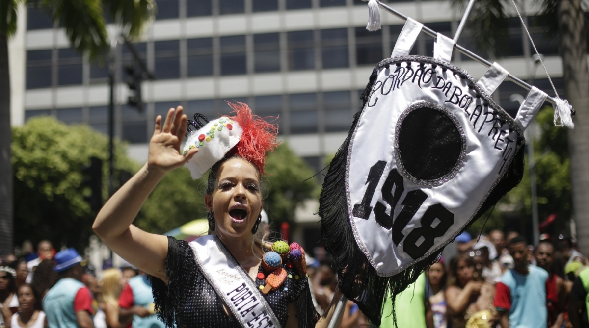 2018-02-10 - O bloco do cord&atilde;o do Bola preta comemora 100 de muita folia no centro do Rio de Janeiro. Na foto acima a porta estandarte Leandra Leal. Foto: Luciano Belford / Agencia O Dia