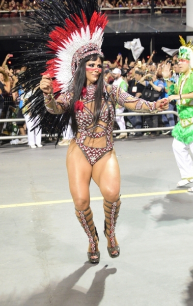 Viviane Ara�jo brilha como rainha de bateria da Mancha Verde, em S�o Paulo