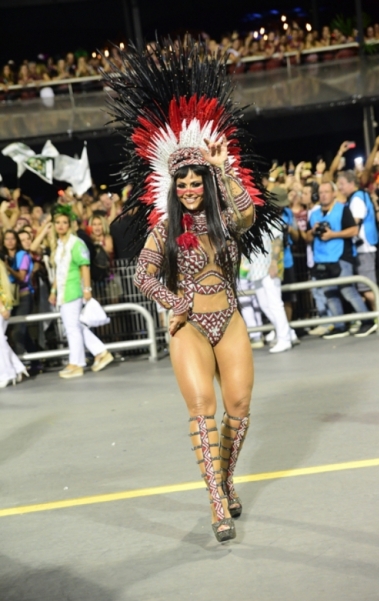 Viviane Ara�jo brilha como rainha de bateria da Mancha Verde, em S�o Paulo