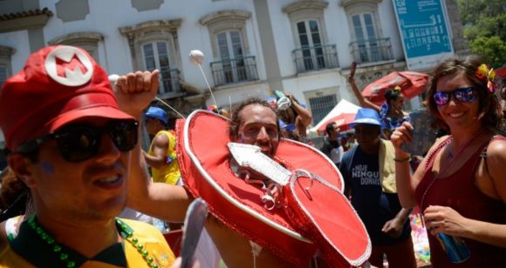 O bloco Cord�o do Boitat� anima foli�es no tradicional baile multicultural na Pra�a XV 