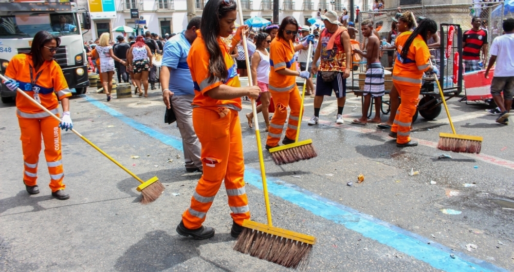 Comlurb recolhe toneladas de lixo no segundo dia de Carnaval carioca