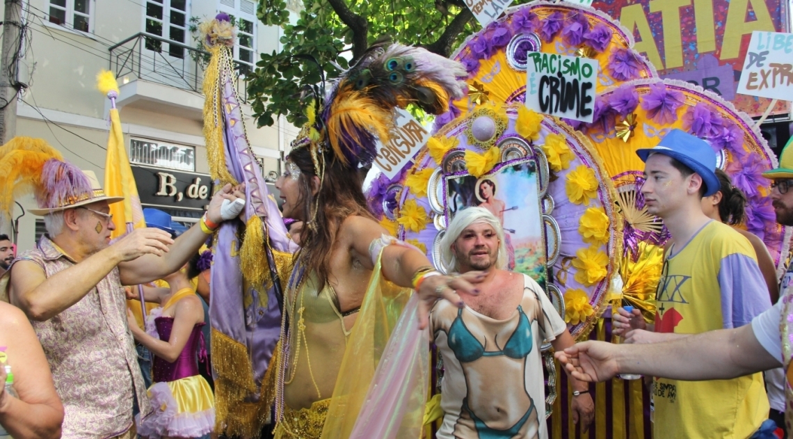 Bloco Simpatia é Quase Amor desfila pela orla de Ipanema