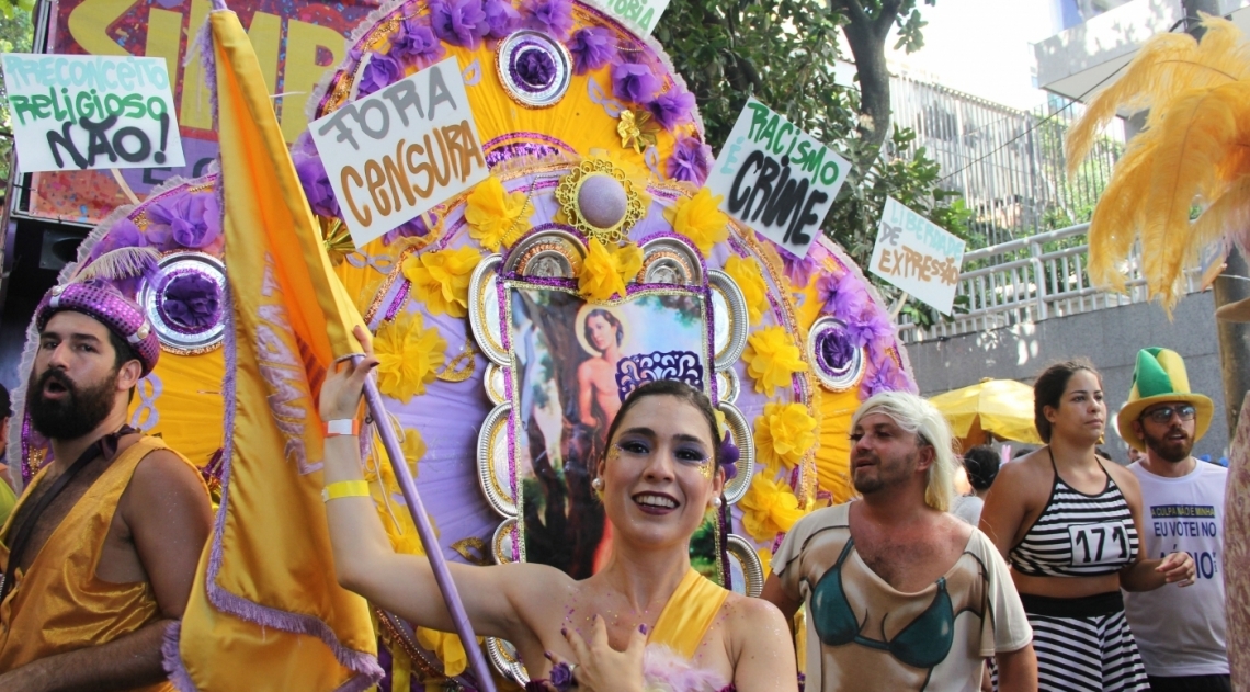 Bloco Simpatia é Quase Amor desfila pela orla de Ipanema