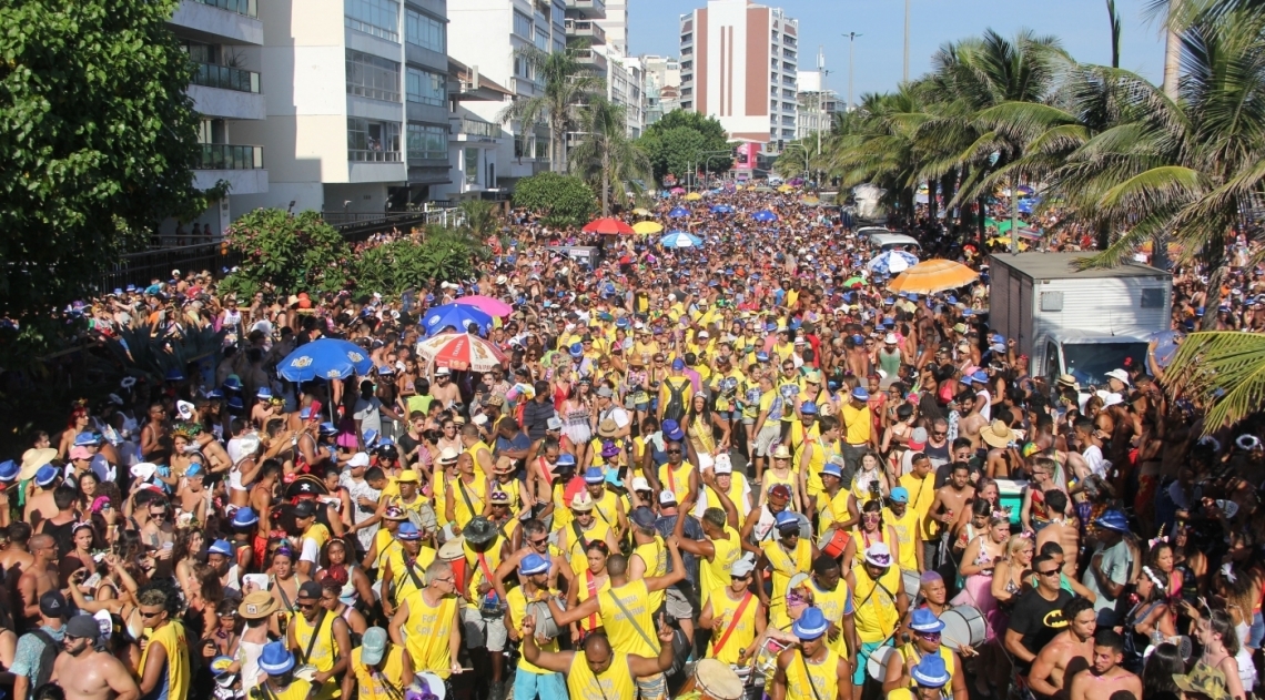 Bloco Simpatia é Quase Amor desfila pela orla de Ipanema