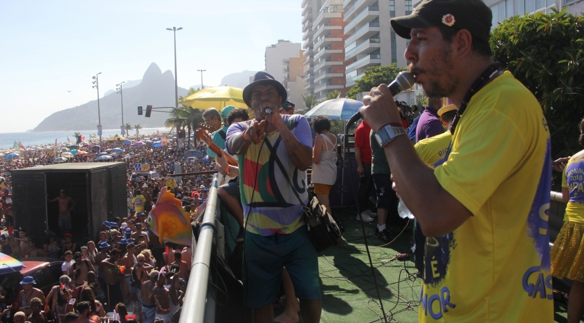 Bloco Simpatia é Quase Amor desfila pela orla de Ipanema