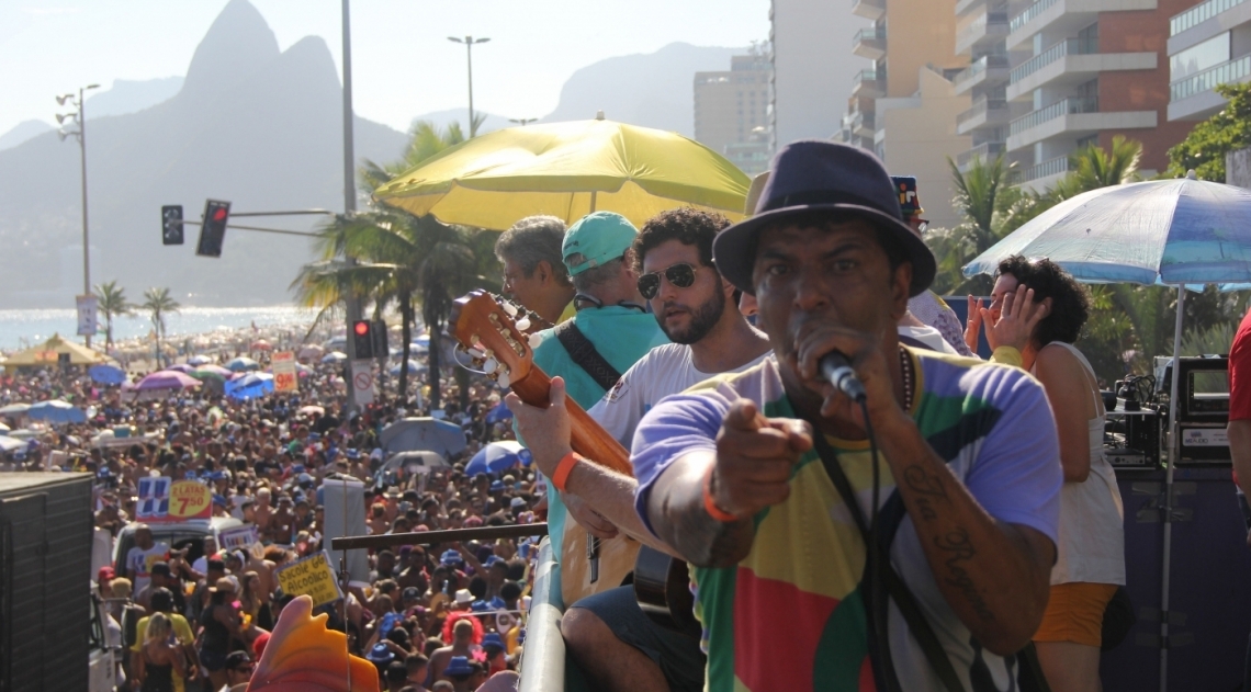 Bloco Simpatia é Quase Amor desfila pela orla de Ipanema