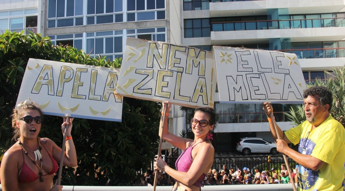 Bloco Simpatia é Quase Amor desfila pela orla de Ipanema