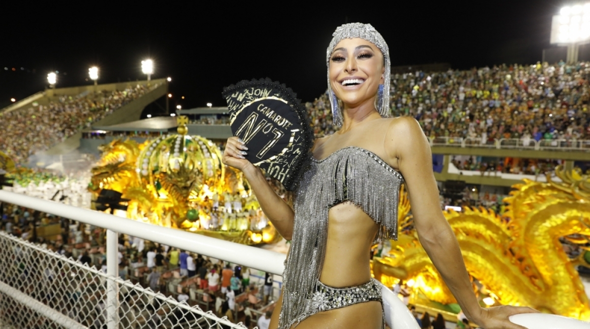 Sabrina Sato assiste ao desfile das escolas de samba na Marquês de Sapucaí