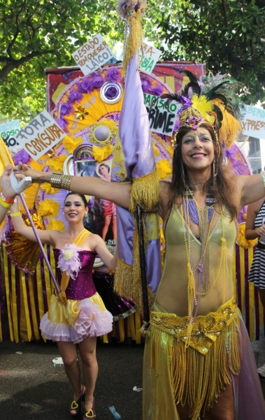 Bloco Simpatia é Quase Amor desfila pela orla de Ipanema