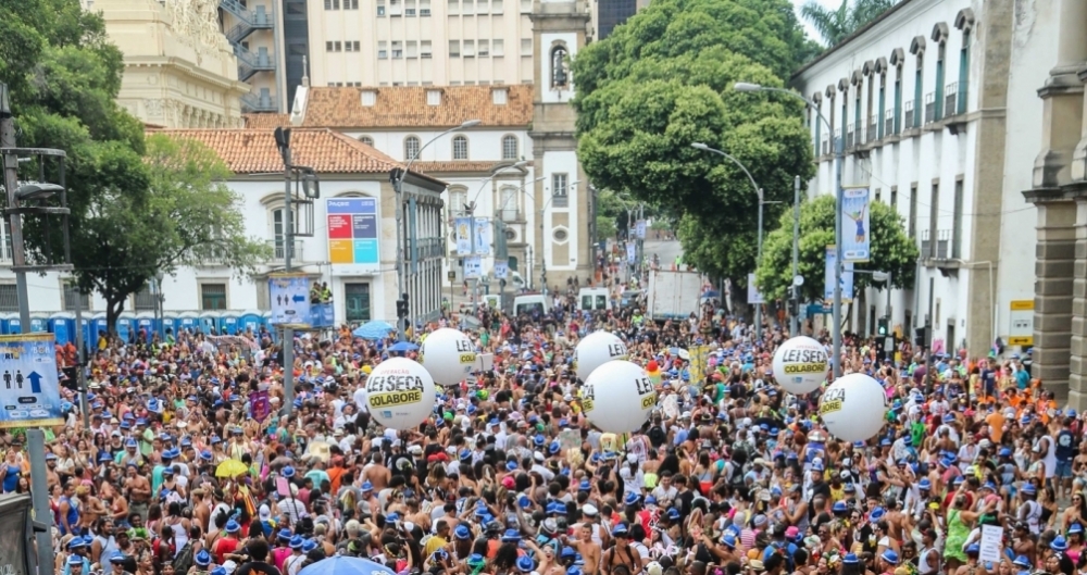 Foli�es curtem bloco AfroReggae no Centro do Rio