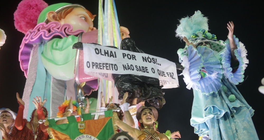 Mangueira levou protesto contra a prefeitura para a Sapucaí