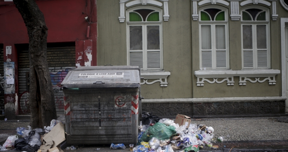 Foliões deixam muito lixo na Lapa após mais um dia de folia