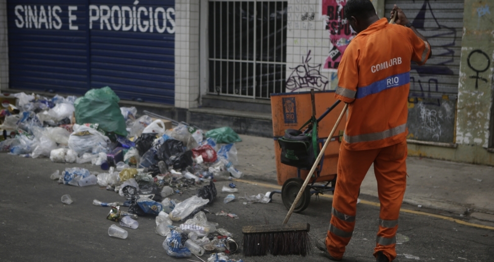 Foliões deixam muito lixo na Lapa após mais um dia de folia