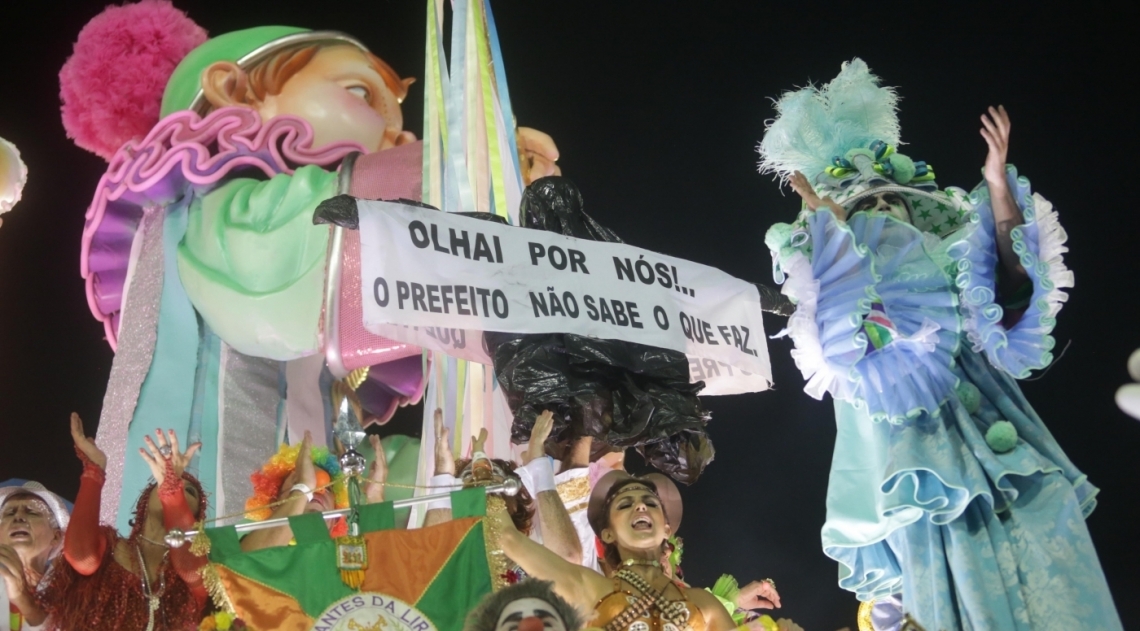 Carnaval 2018 - Desfile das escolas de samba do grupo especial na Marques de Sapucaí. G.R.E.S Estaçào Primeira de Mangueira e os carros protesto contra o prefeito Marcelo Crivela