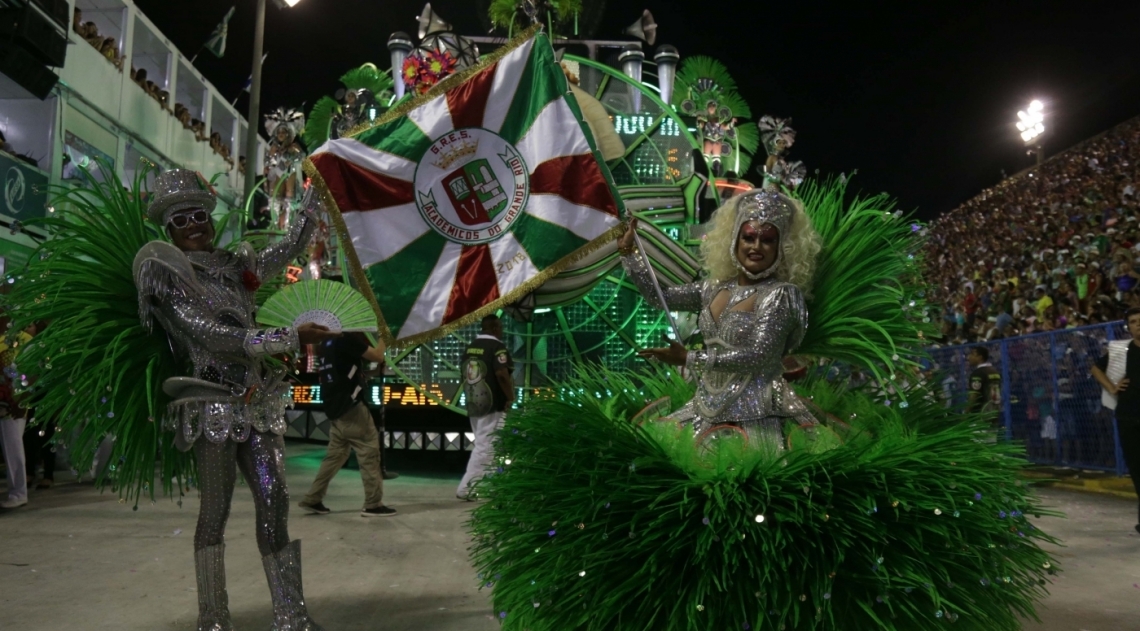 Casal de mestre-sala e porta-bandeira da Grande Rio