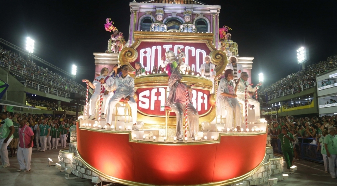 Carro alegórico da Mangueira reverenciou carnavais passados