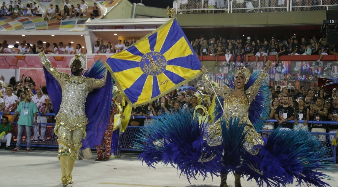 Casal de mestre-sala e porta-bandeira da Paraíso do Tuiuti