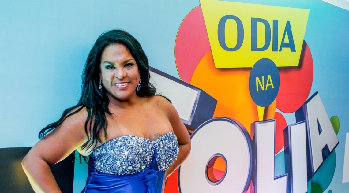 Cantora Pipa Brasey, radicada na Su��a, viu do desfile no espa�o do DIA