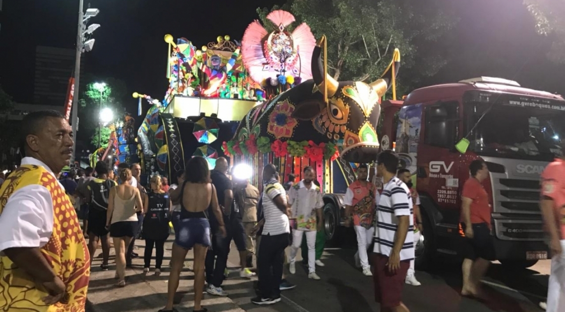 Carro quebra e causa enorme buraco na Grande Rio