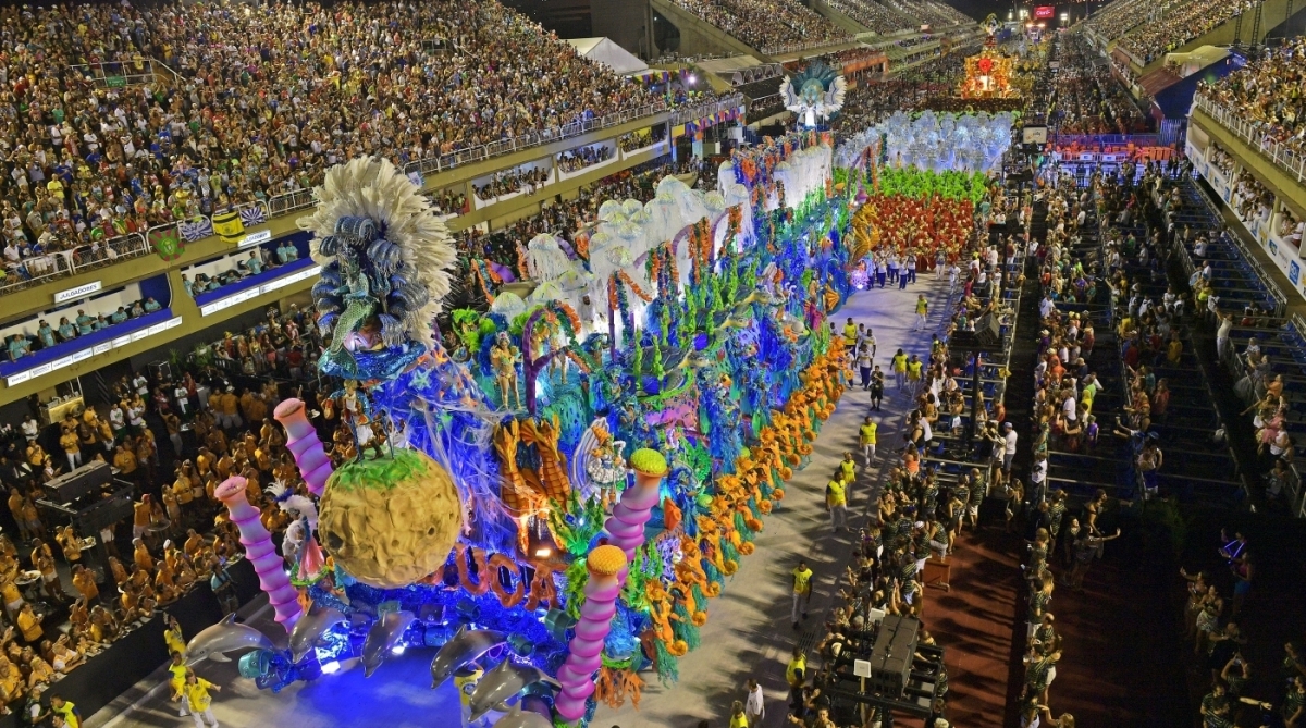 Revellers of the Unidos da Tijuca samba school perform during the second night of Rio's Carnival at the Sambadrome in Rio de Janeiro, Brazil, on February 12, 2018. / AFP PHOTO / Carl DE SOUZA
Caption