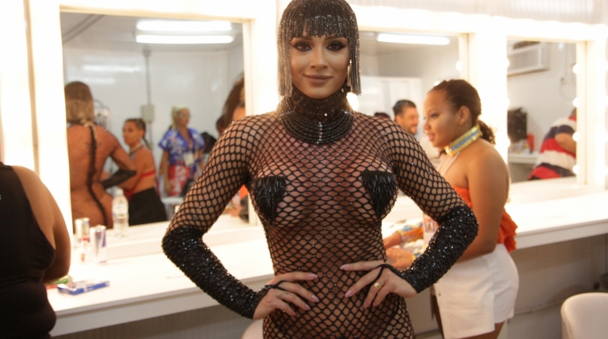 Juju Salimeni se prepara antes de desfilar pela Unidos da Tijuca