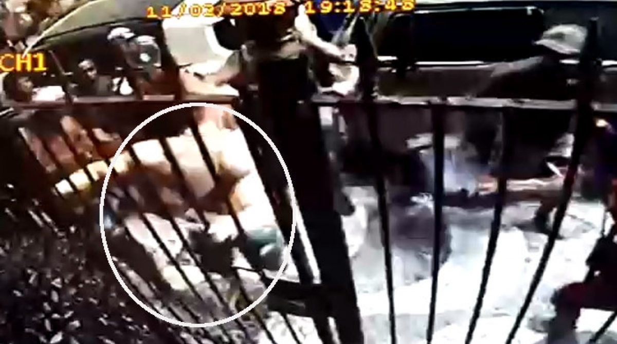 Policial civil (destaque) foi muito agredido por um grupo e conseguiu se refugiar em prédio em Copacabana