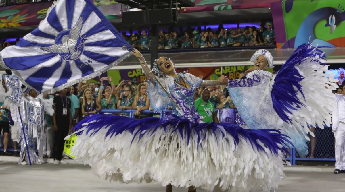 Casal de mestre-sala e porta-bandeira da Portela