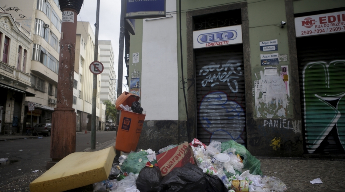 2018-02-12 - Foliões deixam muitos lixos na Lapa após mais um dia de folia. Foto: Luciano Belford / Agencia O Dia