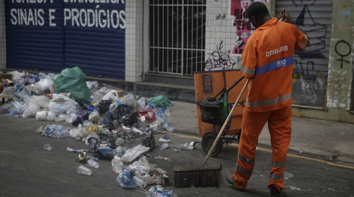 Foliões deixam muito lixo na Lapa após mais um dia de folia - Luciano Belford / Agencia O Dia