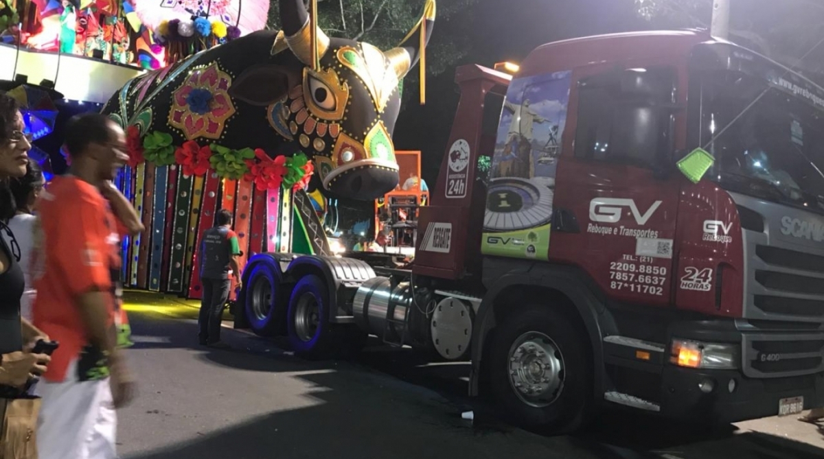 Carro quebra e causa enorme buraco na Grande Rio