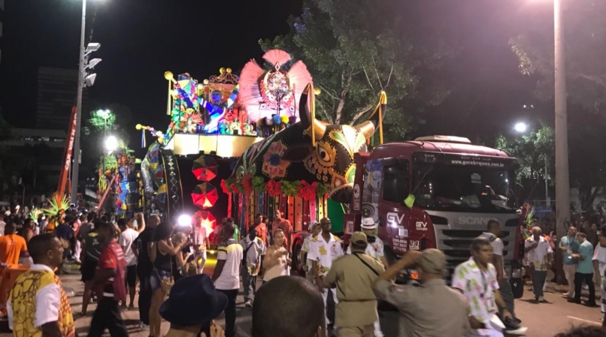 Carro quebra e causa enorme buraco na Grande Rio