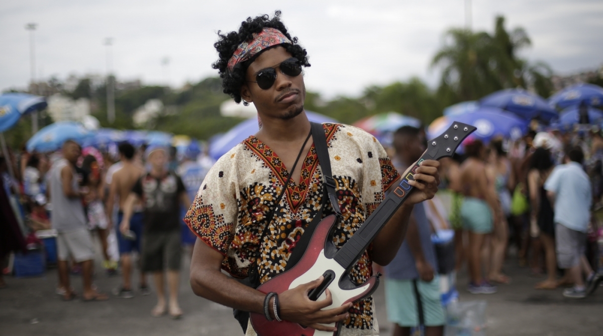 12/02/2018 - O folião durante bloco Sargento Pimenta  no Aterro do Flamengo no centro do Rio de Janeiro. Foto: Luciano Belford / Agencia O Dia