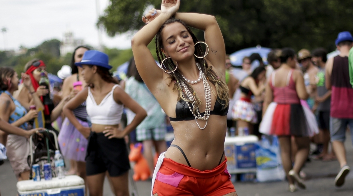 12/02/2018 - A foliã com a fantasia da Anita durante bloco Sargento Pimenta  no Aterro do Flamengo no centro do Rio de Janeiro. Foto: Luciano Belford / Agencia O Dia