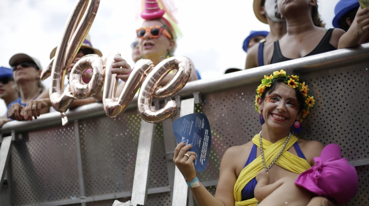 12/02/2018 - A foliã com sua filha durante bloco Sargento Pimenta  no Aterro do Flamengo no centro do Rio de Janeiro. Foto: Luciano Belford / Agencia O Dia