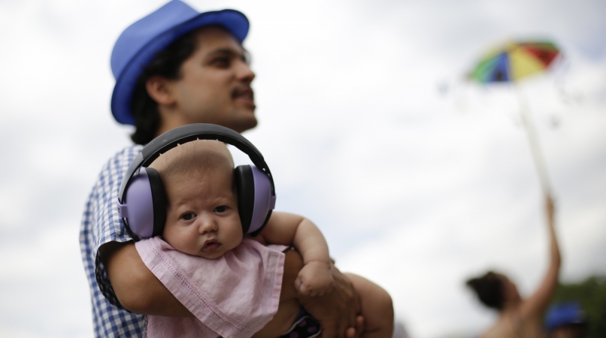 12/02/2018 - O folião com seu filho durante bloco Sargento Pimenta  no Aterro do Flamengo no centro do Rio de Janeiro. Foto: Luciano Belford / Agencia O Dia