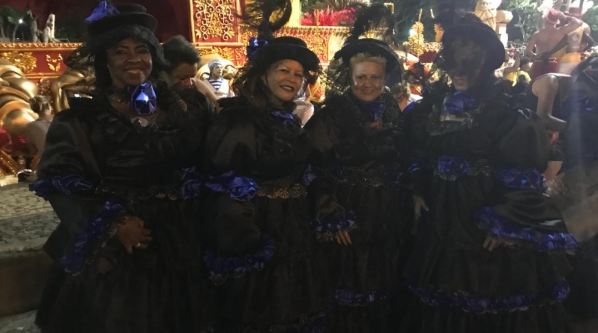 As amigas Ana Maria Gonçalves, 68 anos, Elisete Oliveira, 53, Maria Eliete, 50, e Celenir Barreto, 44, representam viúvas no desfile da Unidos da Tijuca