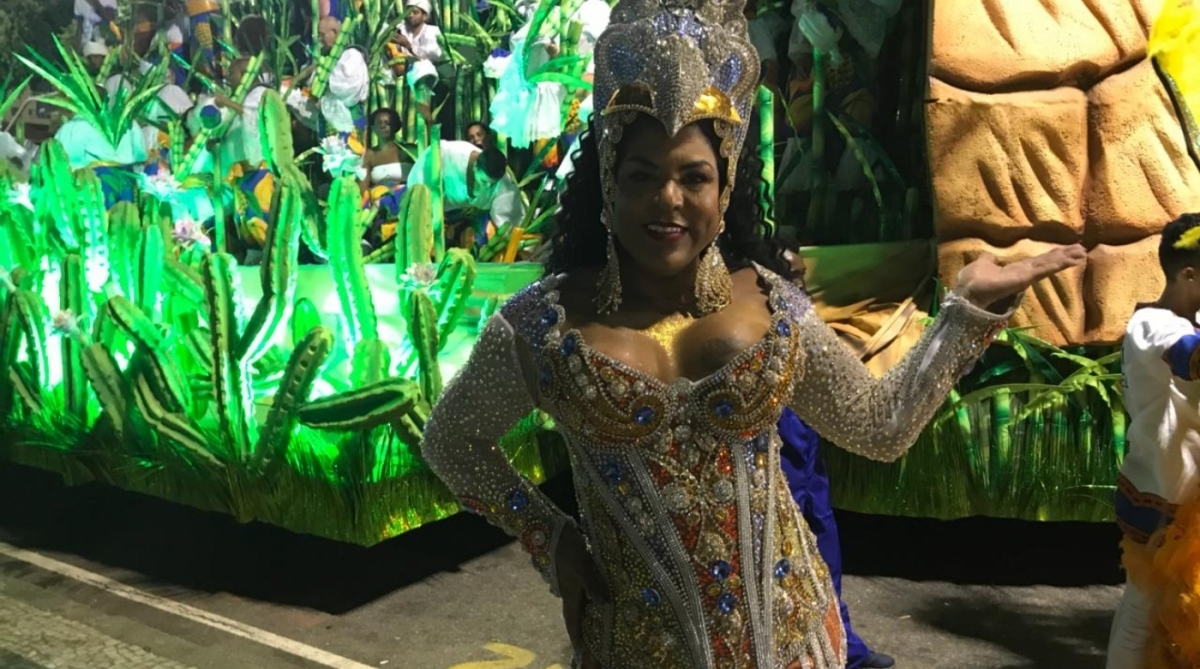 Cantora Pipa Brasey desfila há 4 anos na Portela