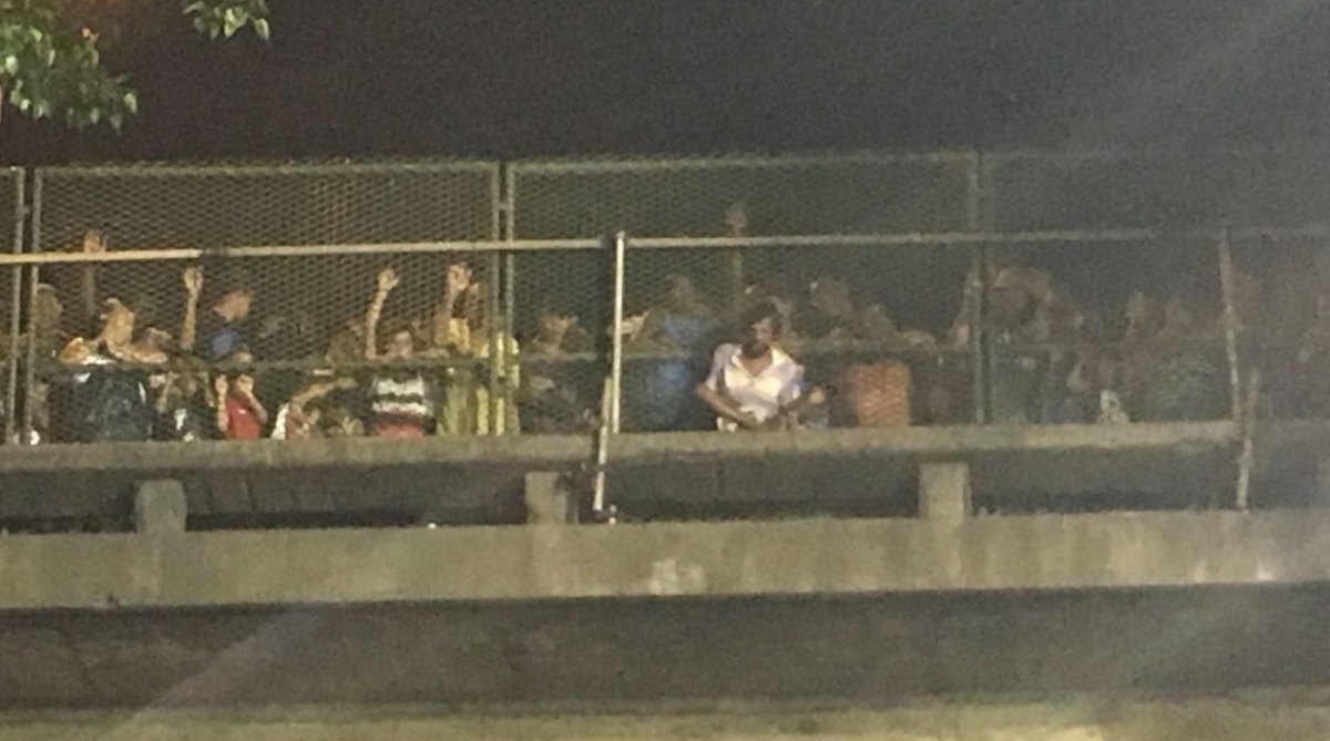 Morador de rua ficou ao lado de fora de passarela