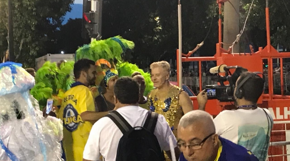 Miguel Falabella cumprimenta integrantes da Unidos da Tijuca - Gabriela Mattos / Agência O Dia