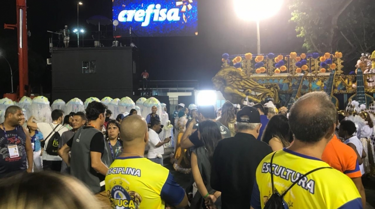 Componentes da escola e funcionários da Comlurb pararam 'Caco Antibes' e 'Magda' para tirar uma foto - Gabriela Mattos / Agência O Dia