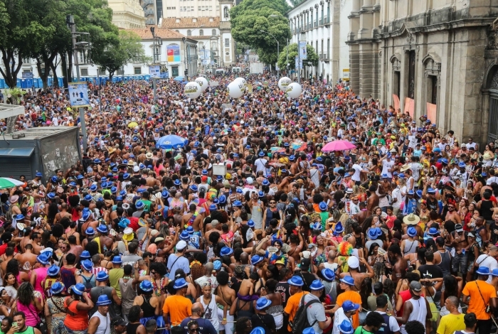 Foli�es curtem bloco AfroReggae no Centro do Rio