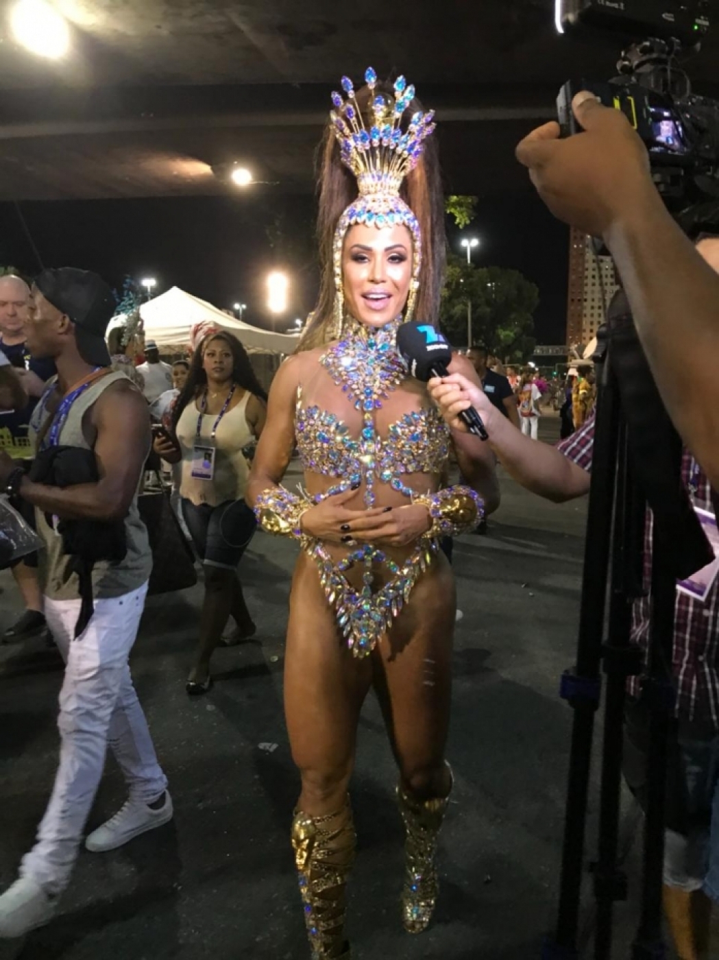 Gracyanne Barbosa conversa com jornalistas antes de desfilar pela União da Ilha - Gabriela Mattos / Agência O Dia