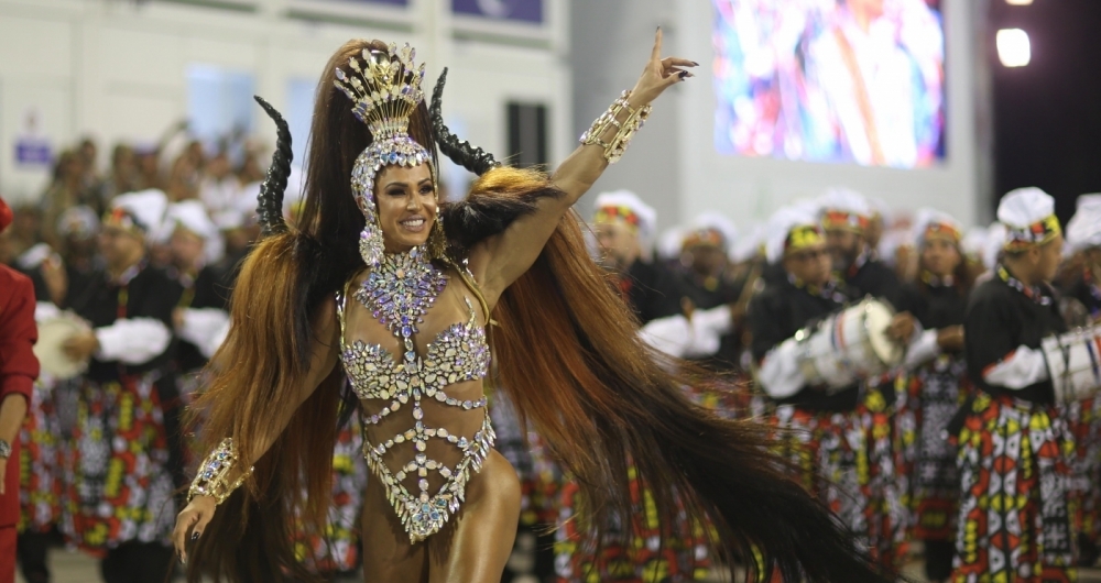 Gracyanne Barbosa foi a pimenta no desfile de sabores brasileiros da Uni�o da Ilha do Governador