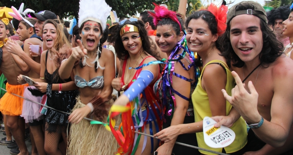 Foliões poderão aproveitar 52 blocos espelhados pelos bairros do Rio