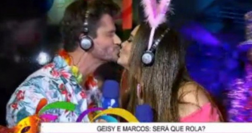 Marcos beija musa da Gavi�es da Fiel e Geysi Arruda no Bastidores da Carnaval da RedeTV!