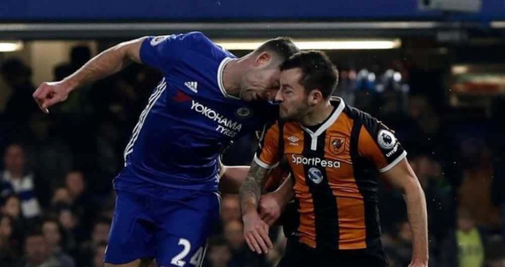 Ryan Mason se chocou fortemente contra Gary Cahill