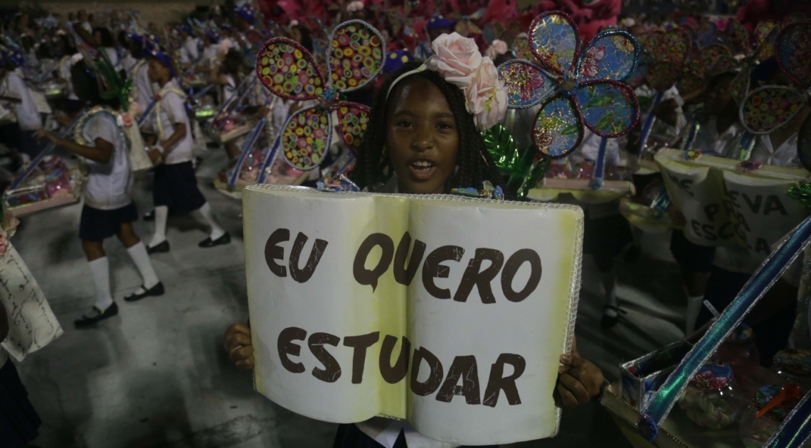 Beija-Flor leva série de críticas à política brasileira para a Sapucaí